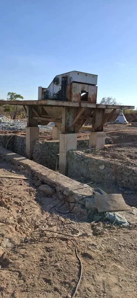 Screening unit mounted on its concrete foundation