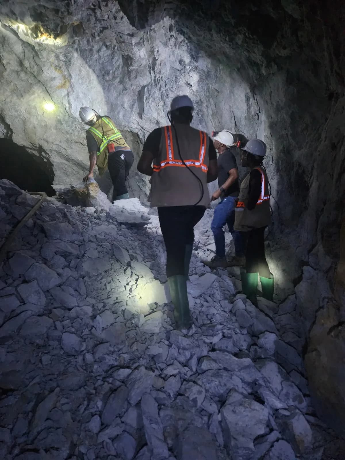 Team inspecting the rock face inside the underground tunnel